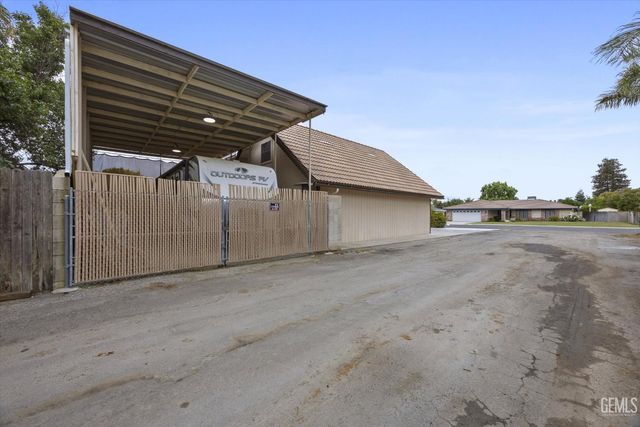 7008 Hooper Avenue, Bakersfield, CA 93308