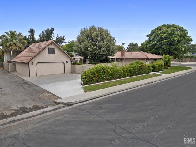 7008 Hooper Avenue, Bakersfield, CA 93308