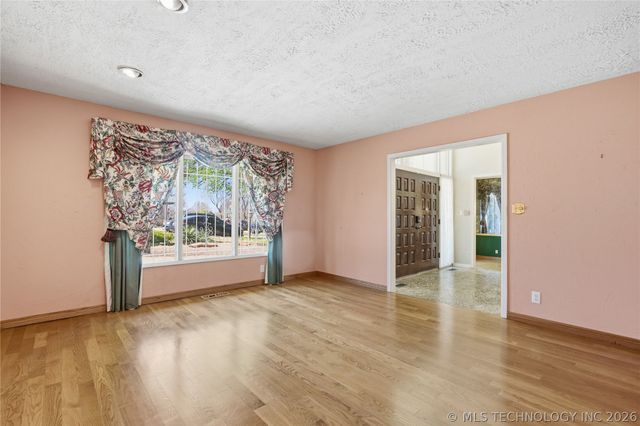 6271 S Jamestown Avenue, Tulsa, OK 74136