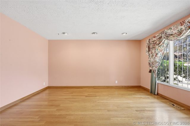 6271 S Jamestown Avenue, Tulsa, OK 74136