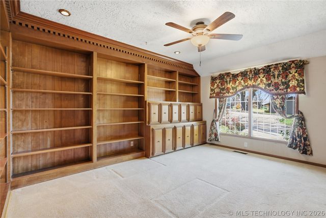 6271 S Jamestown Avenue, Tulsa, OK 74136