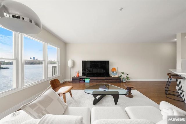 250 The Promenade, Edgewater, NJ 07020