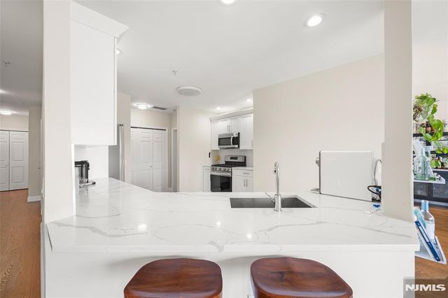 250 The Promenade, Edgewater, NJ 07020
