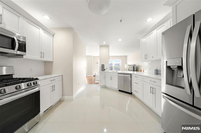 250 The Promenade, Edgewater, NJ 07020