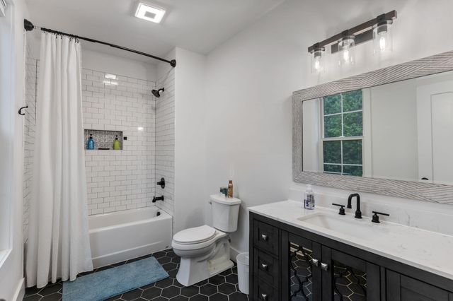 1618 Van Davis Road NW, Charleston, TN 37310