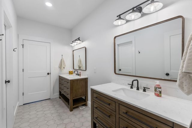 1618 Van Davis Road NW, Charleston, TN 37310