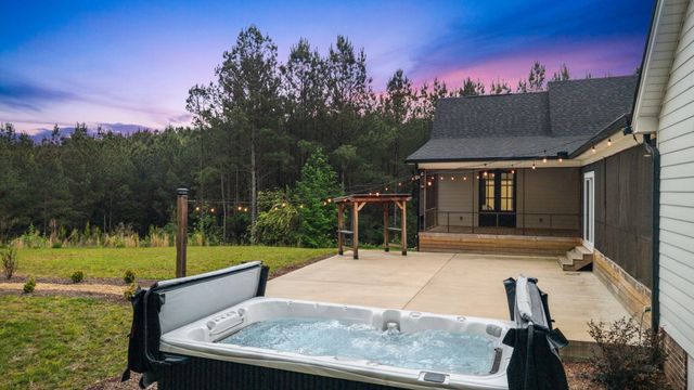 1618 Van Davis Road NW, Charleston, TN 37310