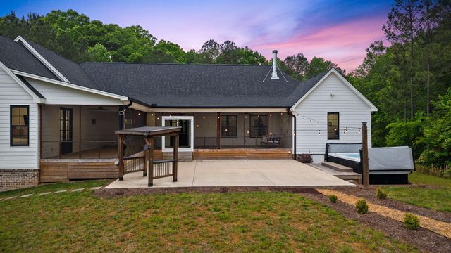 1618 Van Davis Road NW, Charleston, TN 37310