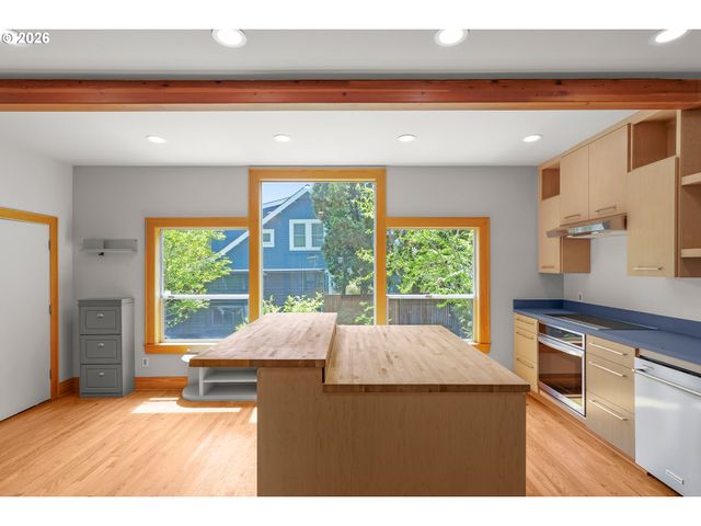 1534 Se TAYLOR St, Portland, OR 97214