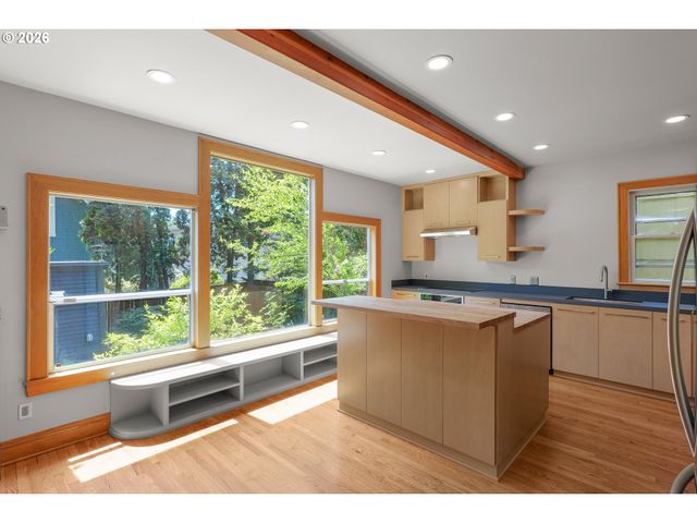 1534 Se TAYLOR St, Portland, OR 97214