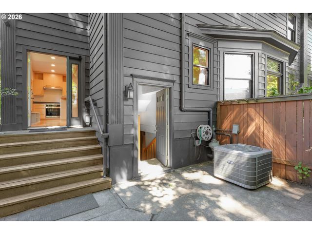 1534 Se TAYLOR St, Portland, OR 97214