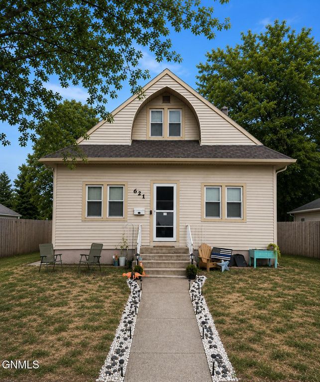 621 5th Street SE, Jamestown, ND 58401 photo 1