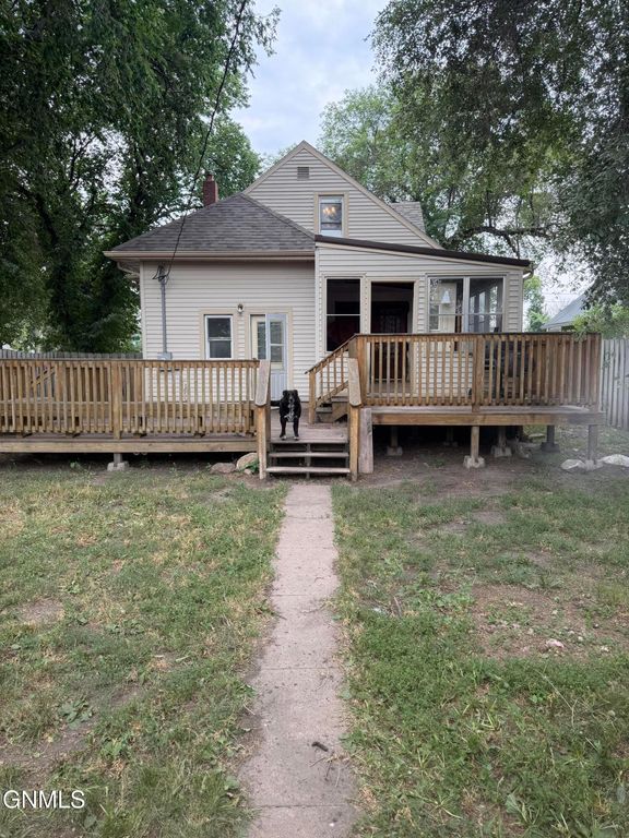 621 5th Street SE, Jamestown, ND 58401 photo 2