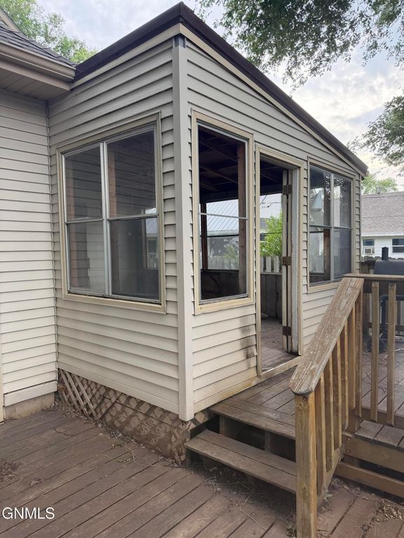 621 5th Street SE, Jamestown, ND 58401 photo 3