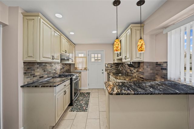 15 Salem Road, Hicksville, NY 11801