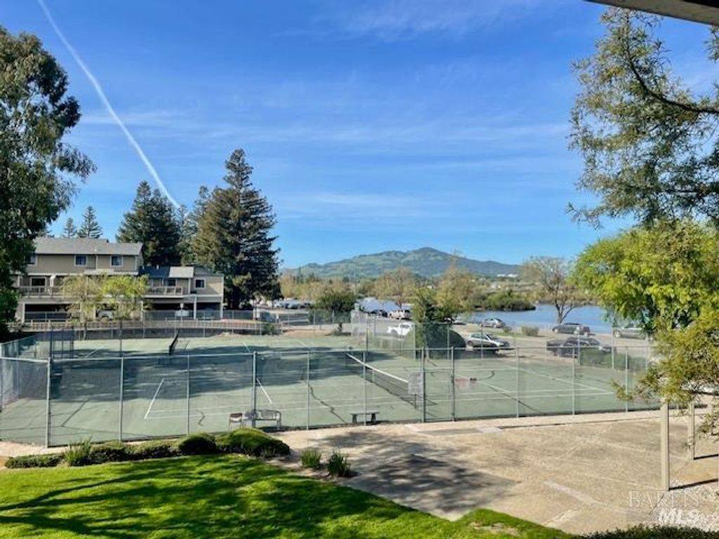 14 Scottsdale Way, Novato, CA 94947