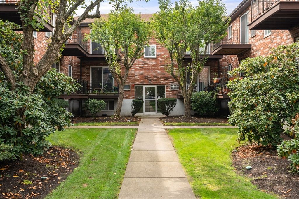 21 Westgate Rd 6, Boston, MA 02132