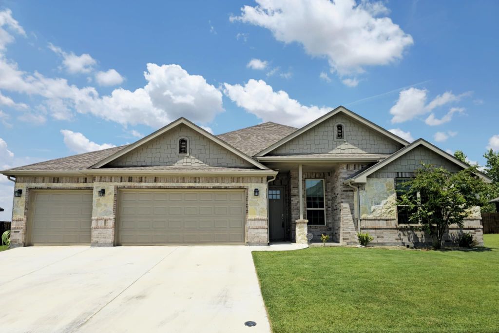 126 Creekside Drive, Sanger, TX 76266