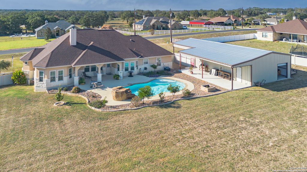113 Westfield Landing, La Vernia, TX 78121