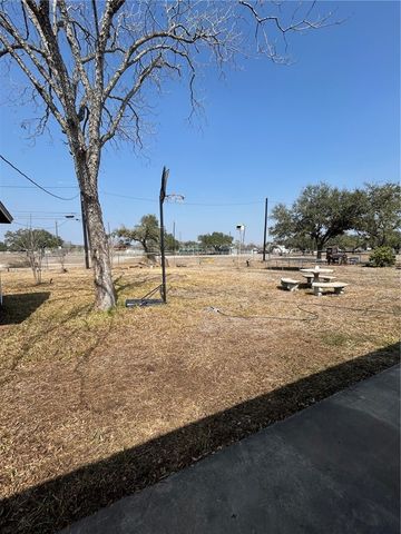 1005 Loma St, Alice, TX 78332