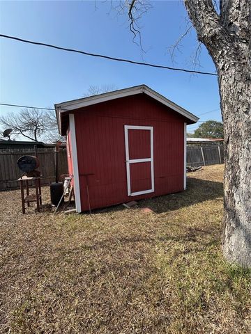 1005 Loma St, Alice, TX 78332