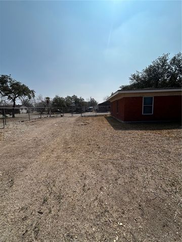 1005 Loma St, Alice, TX 78332