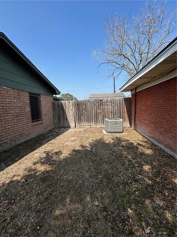 1005 Loma St, Alice, TX 78332
