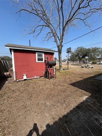 1005 Loma St, Alice, TX 78332