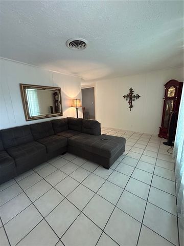 1005 Loma St, Alice, TX 78332