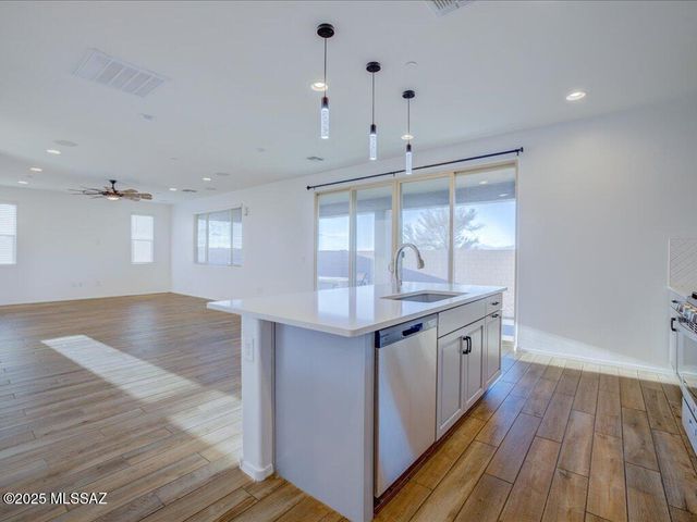 10081 S Moonlit Riverwalk Trail, Vail, AZ 85641