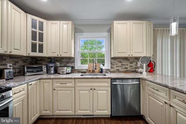 502 W LAUREL RD, Stratford, NJ 08084