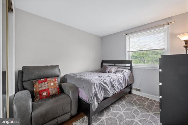 502 W LAUREL RD, Stratford, NJ 08084