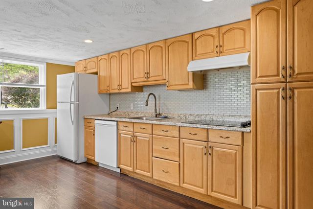 502 W LAUREL RD, Stratford, NJ 08084