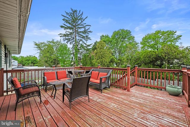 502 W LAUREL RD, Stratford, NJ 08084