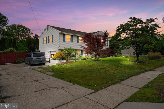502 W LAUREL RD, Stratford, NJ 08084
