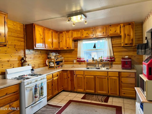 901 N PRAIRIE Avenue, Winslow, AZ 86047
