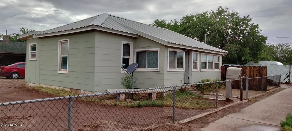 901 N PRAIRIE Avenue, Winslow, AZ 86047