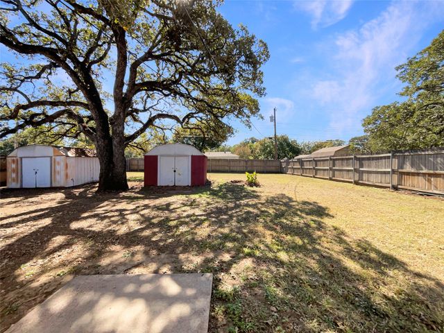 928 Shady Oaks Drive, Kennedale, TX 76060