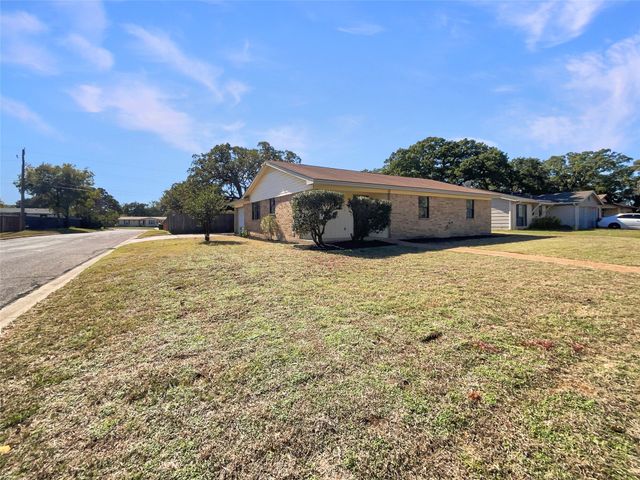 928 Shady Oaks Drive, Kennedale, TX 76060