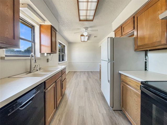 928 Shady Oaks Drive, Kennedale, TX 76060