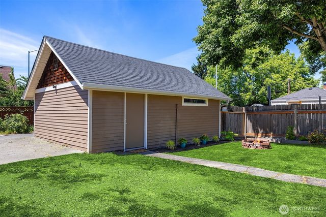 251 Meadow Avenue N, Renton, WA 98057
