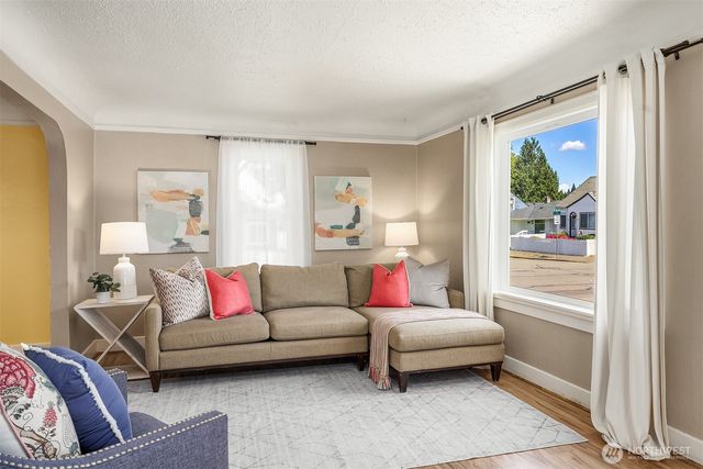 251 Meadow Avenue N, Renton, WA 98057