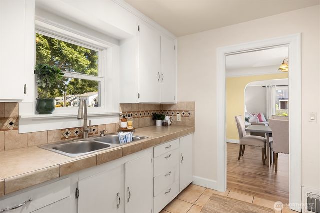 251 Meadow Avenue N, Renton, WA 98057
