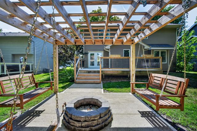 1320 E 17th Street, Norwalk, IA 50211