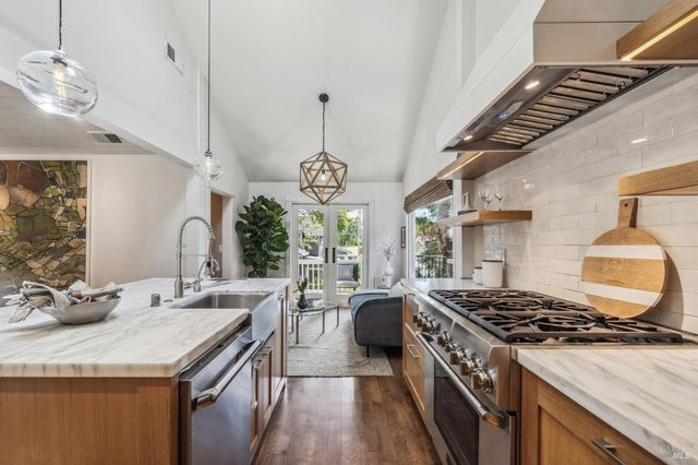 133 Ward St, Larkspur, CA 94939