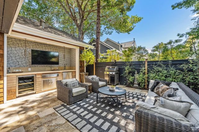 133 Ward St, Larkspur, CA 94939