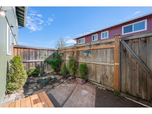 1933 W 17TH Ave B, Eugene, OR 97402