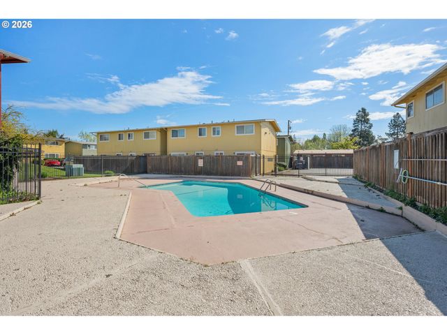 1933 W 17TH Ave B, Eugene, OR 97402