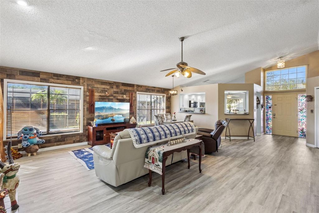 Image 12 of property listing at 5526 DEEPDALE DRIVE, Orlando, FL 32821