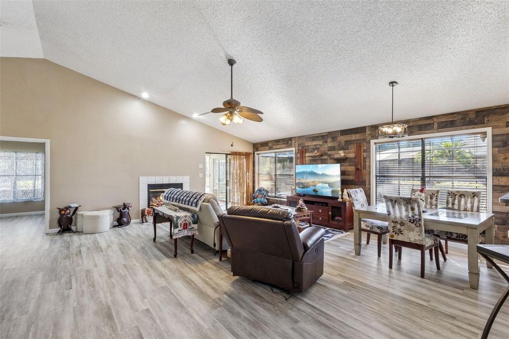 Image 15 of property listing at 5526 DEEPDALE DRIVE, Orlando, FL 32821